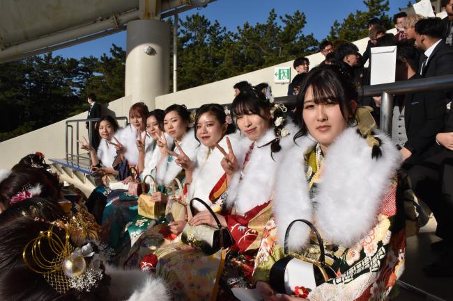 式典会場でのスナップ写真（女性7人）