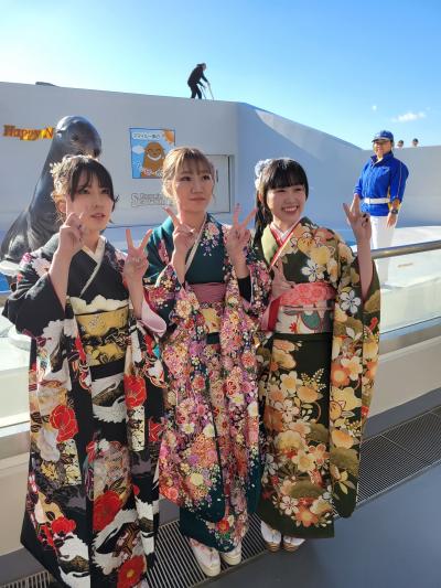 アシカのカンジくんと写真を撮る女性3人