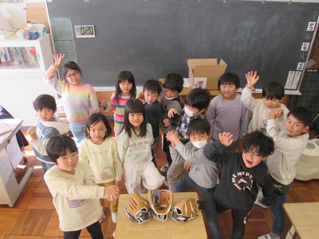 江見小学校一年生と大谷選手から寄贈されたグローブとの写真撮影