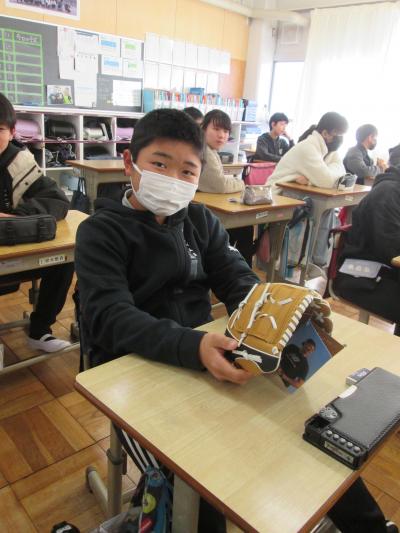 江見小学校6年生と大谷選手から寄贈されたグローブとの写真撮影