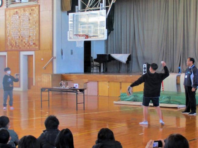大谷選手から寄贈されたグローブで全校生徒の前でキャッチボールをする男子生徒