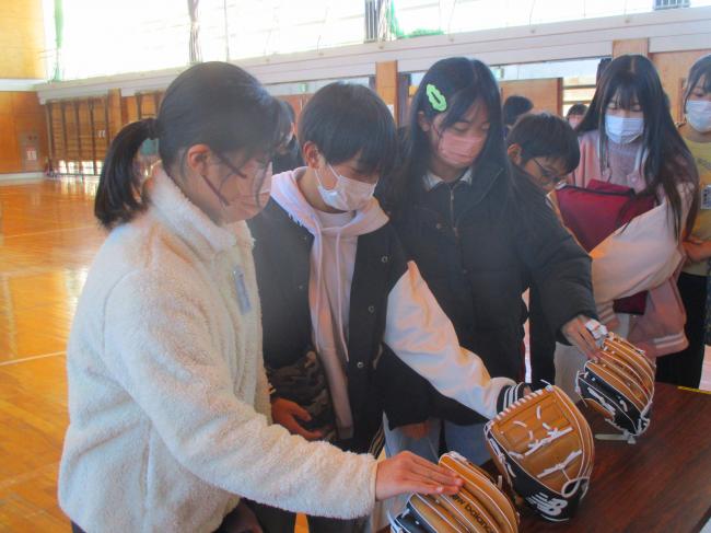 大谷選手から寄贈されたグローブを触る女子生徒