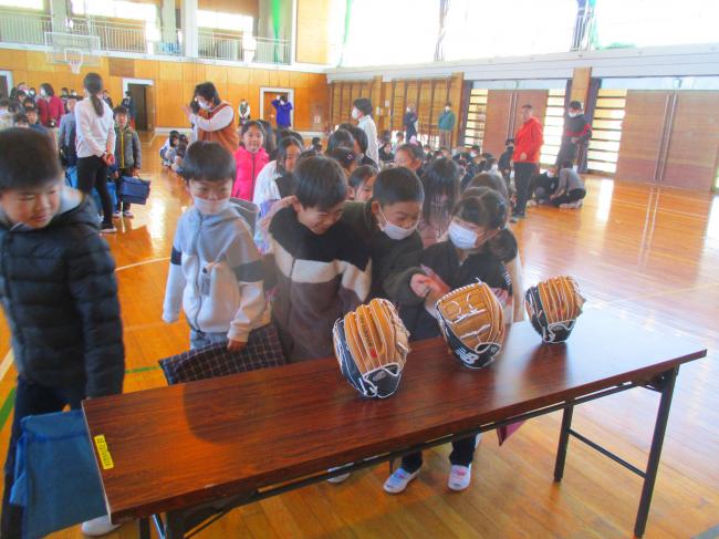 大谷選手から寄贈されたグローブを触る男子生徒