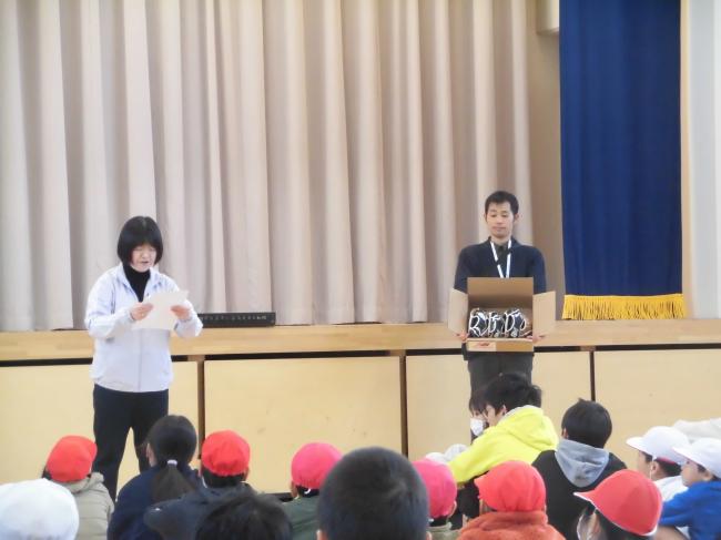 大谷選手から寄贈されたグローブのお披露目会の様子