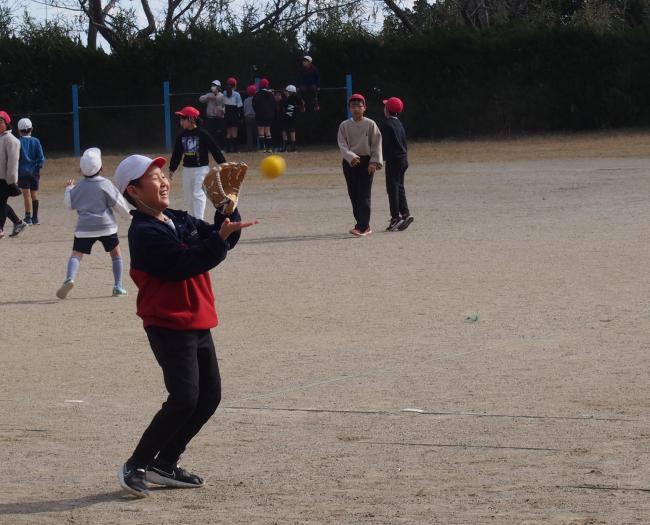 大谷選手から寄贈されたグローブをつけてキャッチボールをする男子生徒