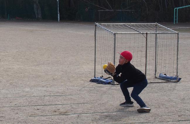 大谷選手から寄贈されたグローブをつけボールを受ける男子生徒