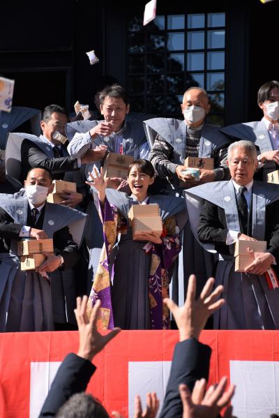 豆まきをする演歌歌手の丘みどりさん