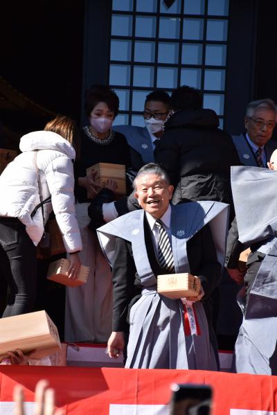 豆まきを行う鴨川市長