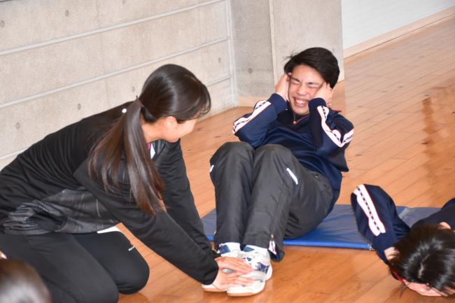 腹筋のトレーニングをする中学生