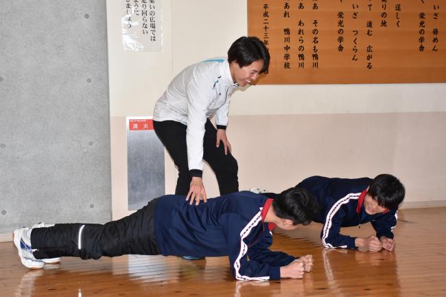 腹筋トレーニングに負荷をかける早稲田大学学生