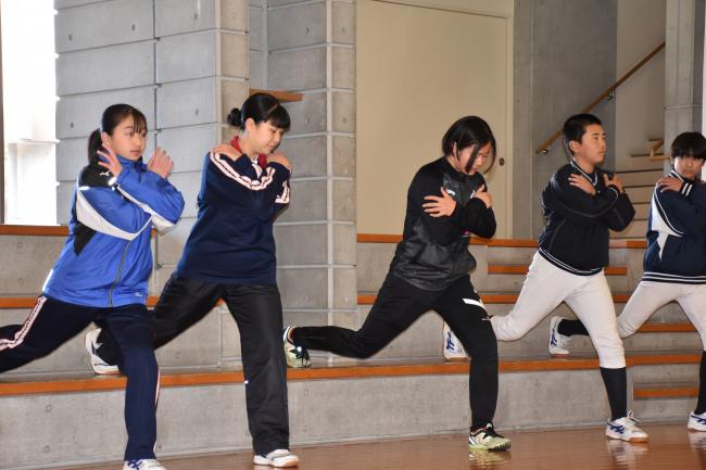 体幹トレーニングを指導する早稲田大学学生