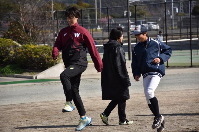 走り方を指導する早稲田大学競走部員