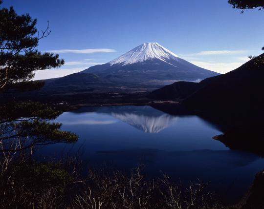 本栖湖と富士山画像