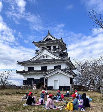 お城の下でお弁当タイム！ワクワク美味しいね^0^♪