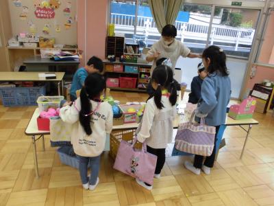 お店やさんごっこ　「アイス屋さん　どれもおいしそう！」