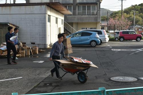 一輪車で一生懸命運ぶ