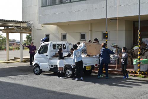 トラックからおろす作業