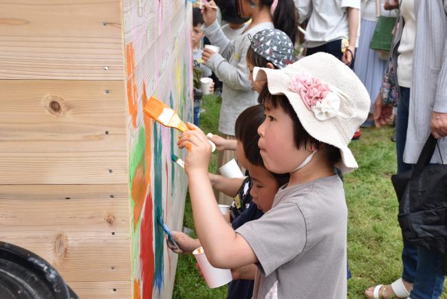 農園の小屋をペイントする女の子