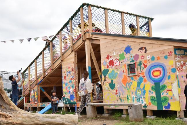 ペイントされた農園の小屋