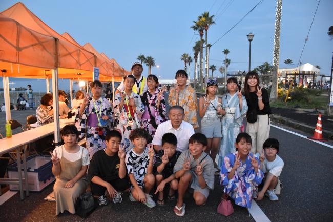 打ち上げの花火のカウントダウンを行った江見小学校の児童と長谷川市長の記念写真