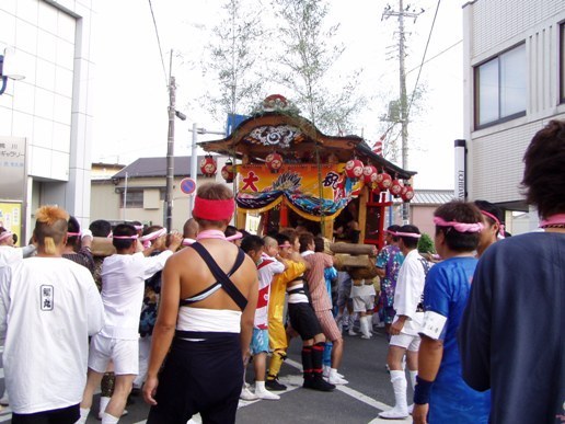 大浦の担ぎ屋台巡行2