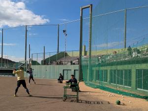 野球場でトスバッティング
