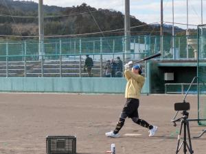 野球場でバッティング練習（田村選手）