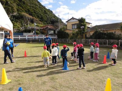 オルカサッカー教室「上手にドリブルできるかな」