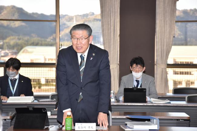 記者会見で挨拶をする市長の写真