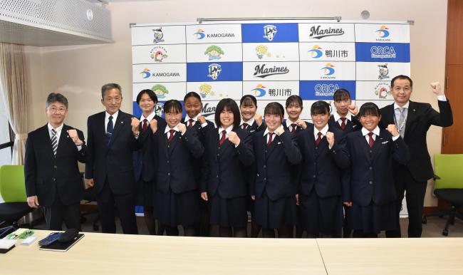 日本航空学園女子サッカー部と佐々木市長、平川副市長、蒔苗教育長の写真
