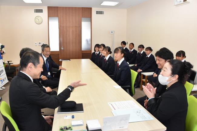 佐々木市長と談笑する生徒たちの写真