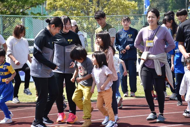 参加者に正しい走り方を教える日本航空学園女子サッカー部の生徒