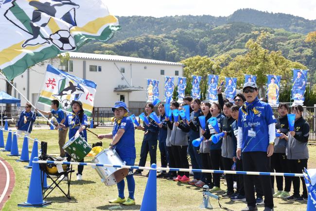 オルカ鴨川ＦＣのサポーターとともに試合を応援した日本航空学園女子サッカー部の生徒
