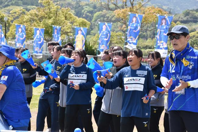 オルカ鴨川ＦＣの試合を応援する日本航空学園女子サッカー部の生徒