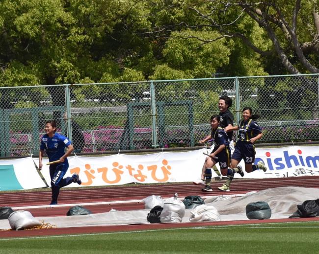 バトンパスをする日本航空学園女子サッカー部の生徒
