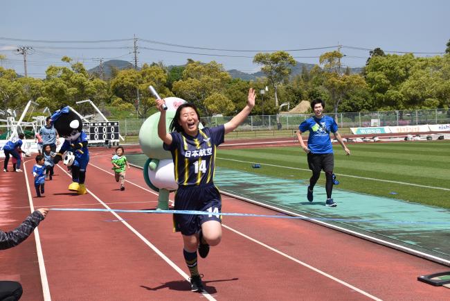 1位でゴールテープを切った日本航空学園女子サッカー部の生徒