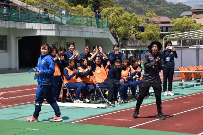 1位に喜ぶ日本航空学園女子サッカー部の生徒
