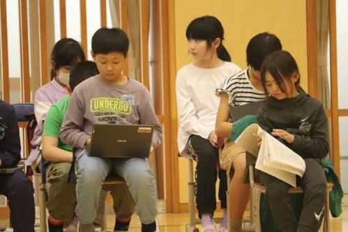 熱心に議案書を見る小学生