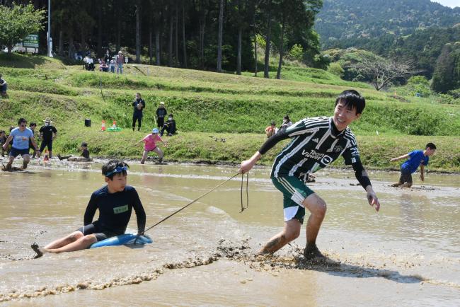 浮き輪に乗って引っ張られている写真