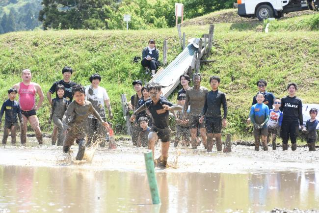 一斉に飛び出す参加者の写真