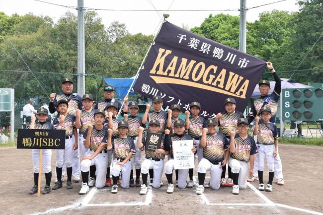 オール鴨川ソフトボールクラブの選手たちの写真