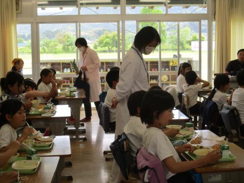 机間を巡視し、給食の食べる様子を参観する栄養教諭