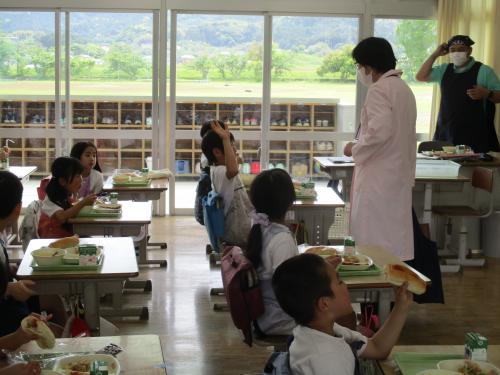 2年生の給食を参観