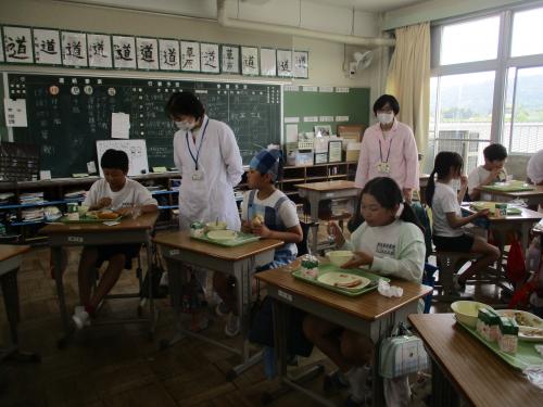 5年生の給食を参観