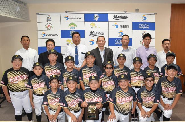 ＡＬＬ鴨川ソフトボールの選手、コーチ、監督などと写真を撮った市長