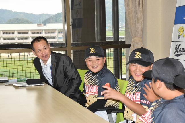 笑顔で会話をする市長と選手