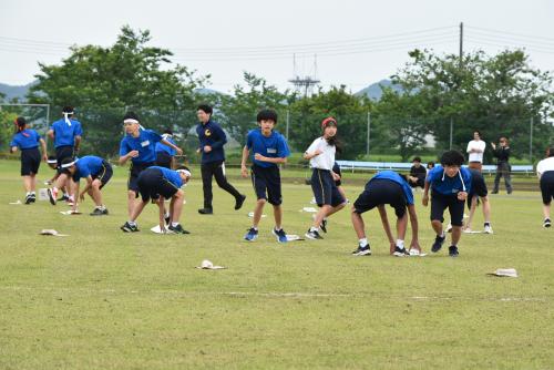 中学部職員も入り団体競技