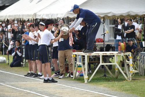 優勝杯授与