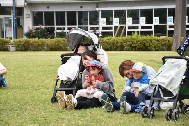 子どもを膝の上にのせてぎゅっと抱きしめる2組の親子