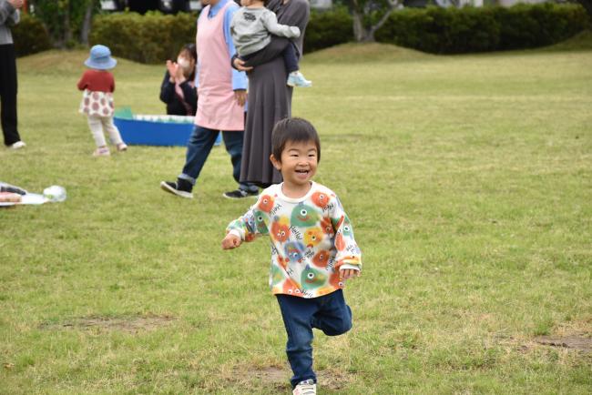 楽しそうに走っている子ども